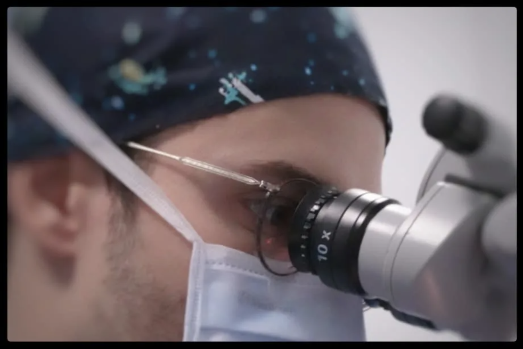 Dr Alexandre Majoulet au microscope opératoire lors d'une chirurgie vitréo-rétinienne